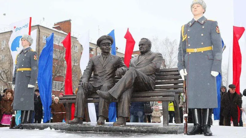 Памятник Гагарину и Королеву открыли в Королеве