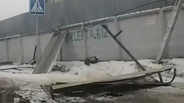 Автомобиль снес остановку в Подмосковье