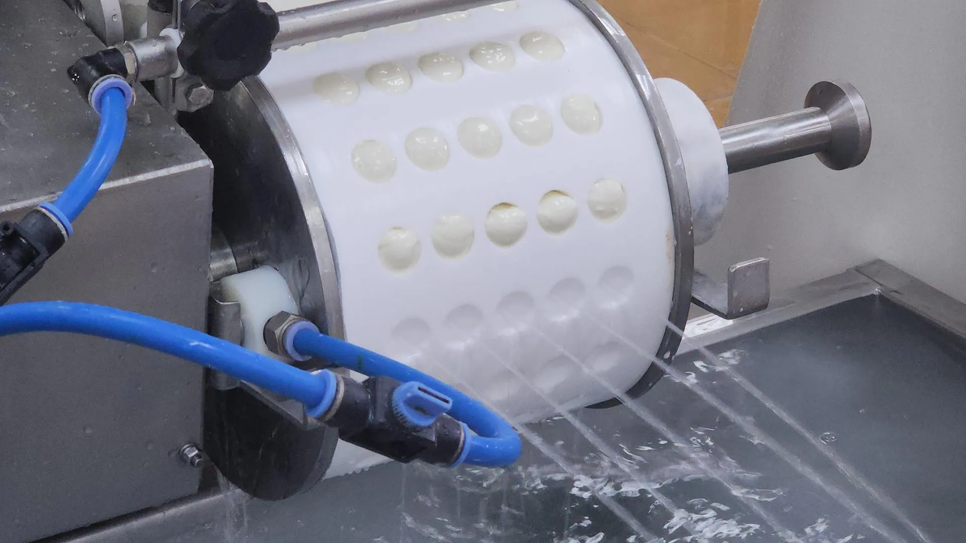 Молодые итальянские сыры для нужд авиаперевозчика — это не обычные продуктовые упаковки, а миниатюрные порции.