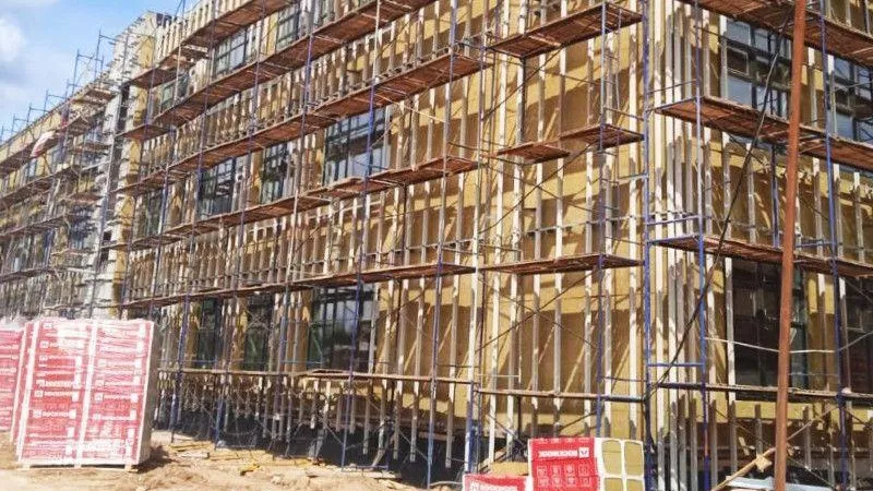 В Истре приступили к устройству фасада школы
