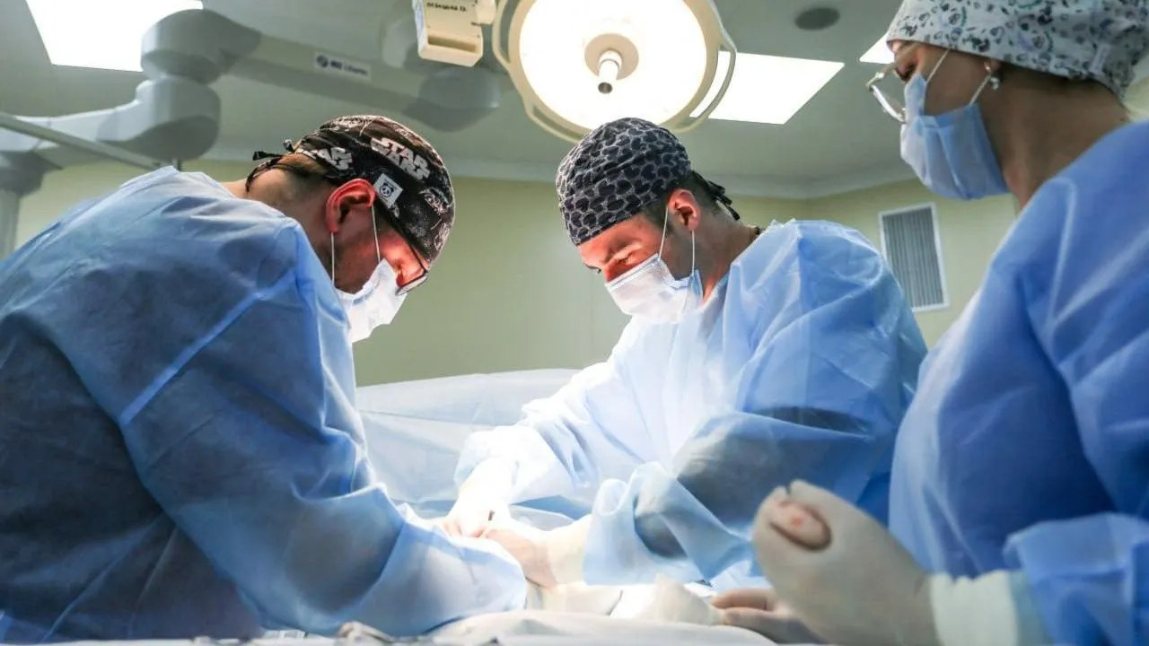 Врачи в Дубне более 8 часов спасали мужчину, который неудачно упал