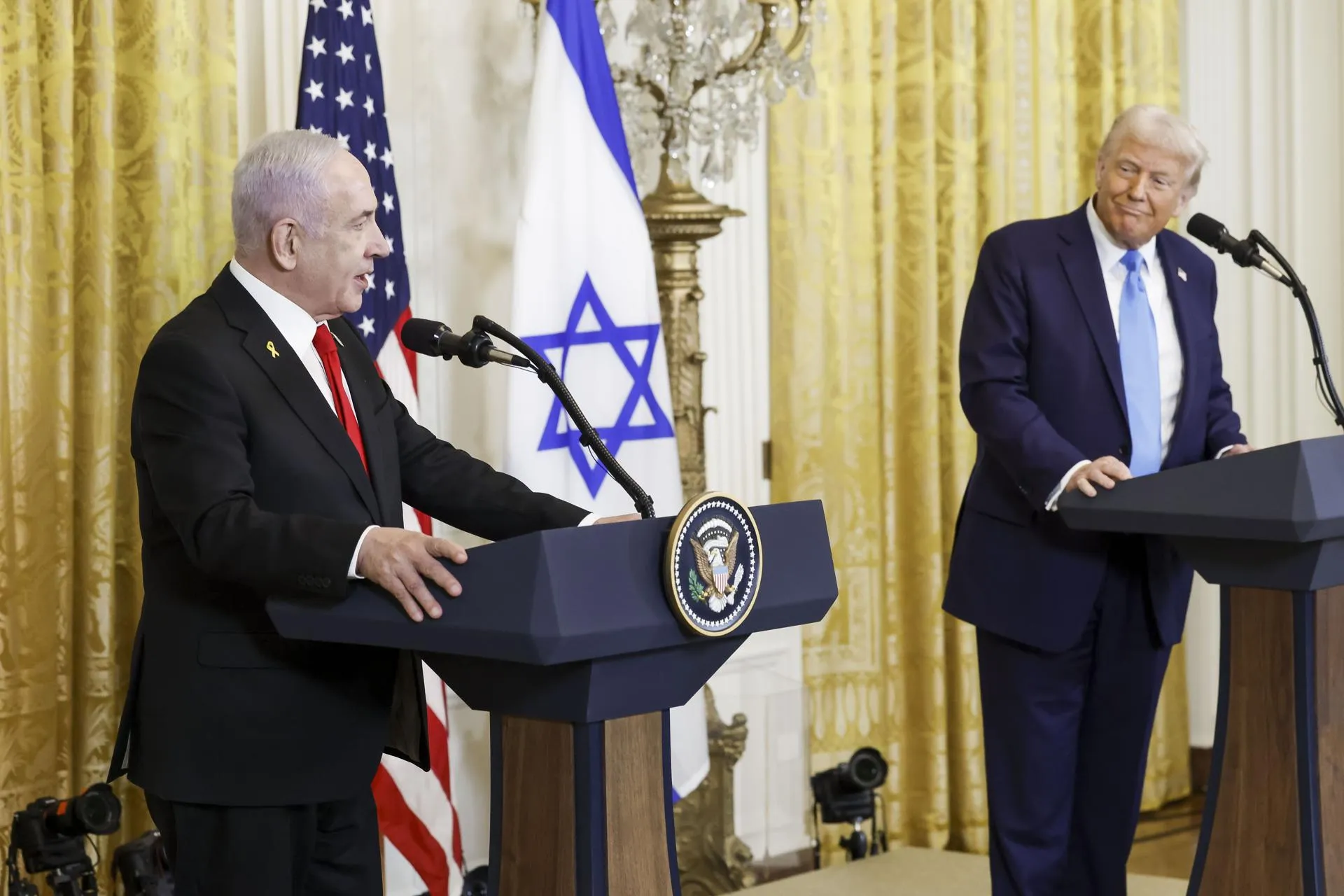 Премьер-министр Израиль Биньямин Нетаньяху и Трамп, февраль 2025 года. Shawn Thew/POOL