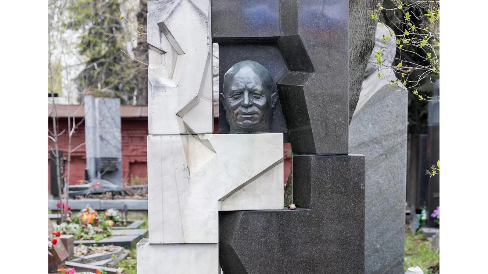 Памятник на могиле Никиты Хрущева работы Эрнста Неизвестного, Новодевичье кладбище, Москва. Aleksey Smyshlyaev