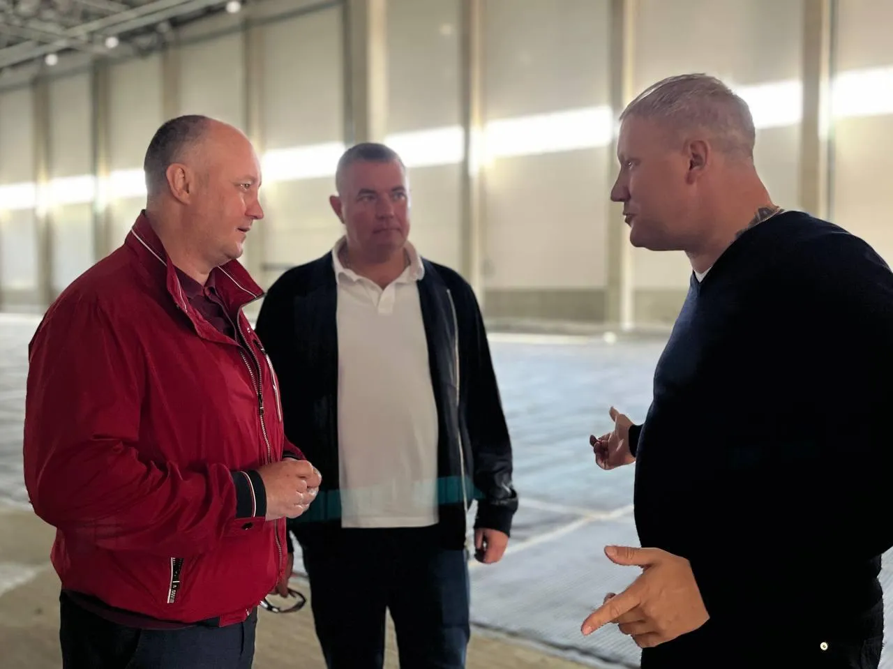 Генеральный директор компании Игорь Рубцов (справа) рассказывает главе округа Дмитрию Викулову, как будет работать производственная площадка. Фото: Тамара Соломка