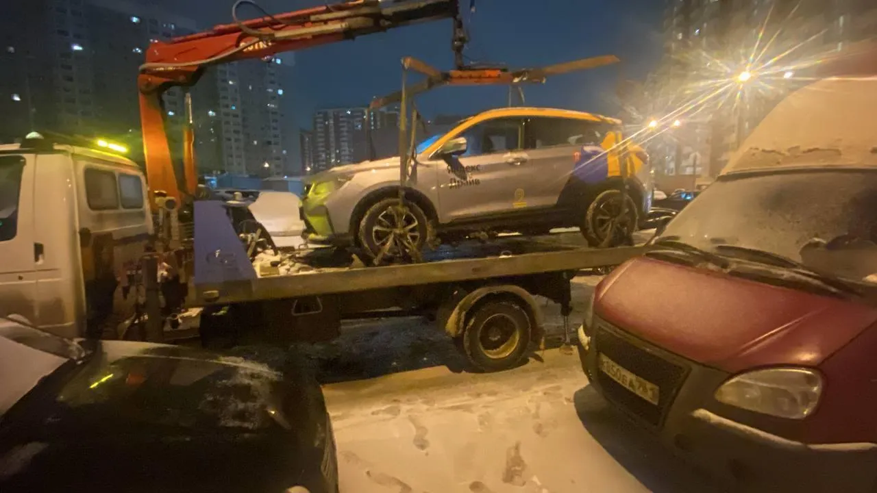 Автомобиль эвакуируют в Купелинке. Фото: пресс-служба администрации Ленинского