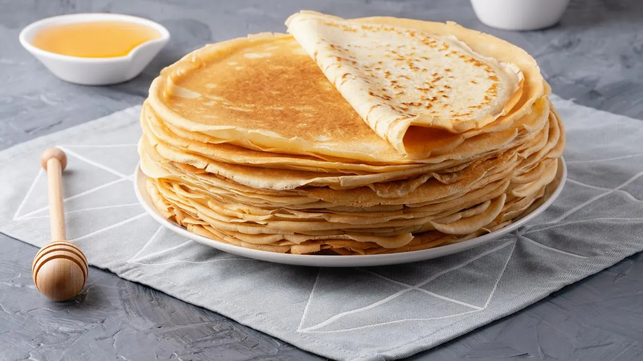 «Опасное лакомство». Врачи рассказали, кому нельзя есть блины на Масленицу