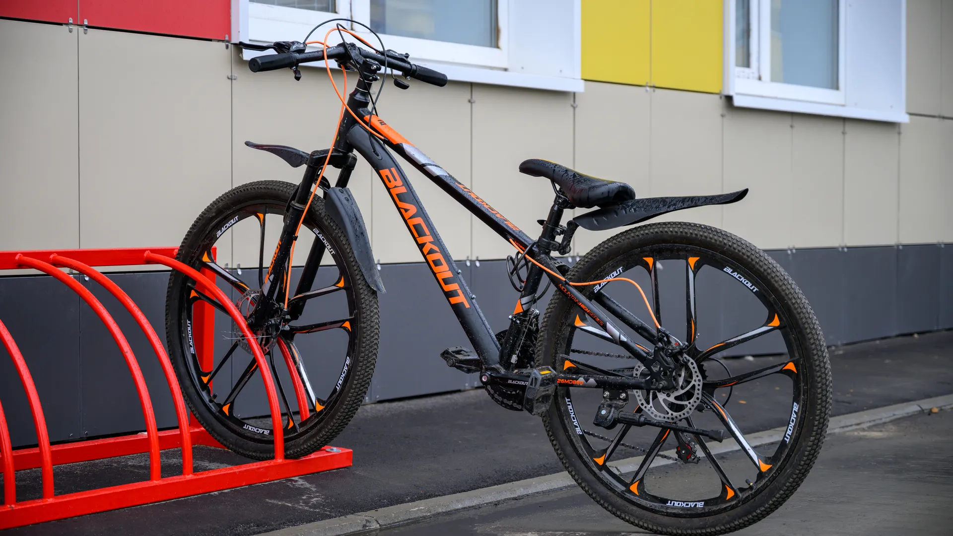 На велосипеде в школу: в российском городе продвигают велопарковки у учреждений