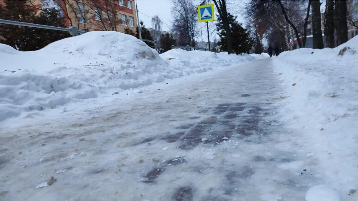 Часть дорог уже почистили и посыпали пескосоляной смесью.