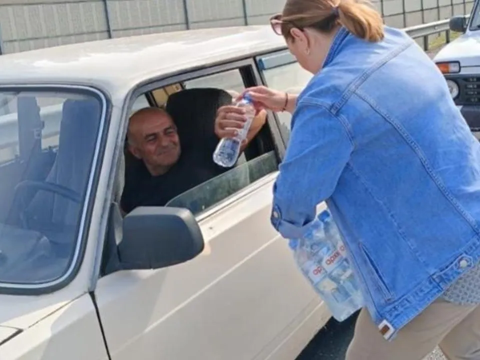 «Мы не можем оставить людей в беде»: россияне продолжили раздачу воды застрявшим в пробке автомобилистам