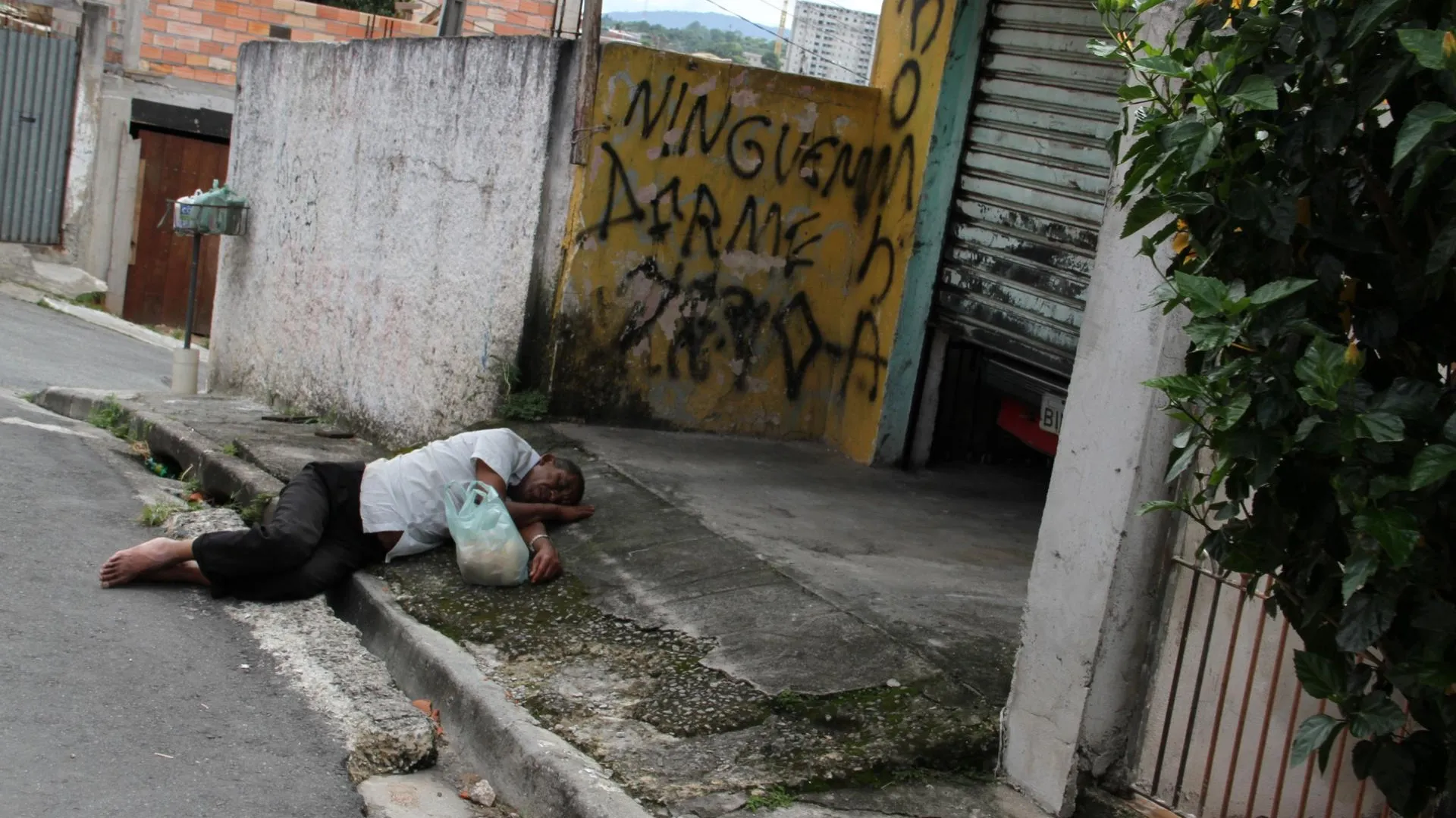 Адвокат Карабанов перечислил правила поведения при обнаружении лежащего нетрезвого человека у подъезда