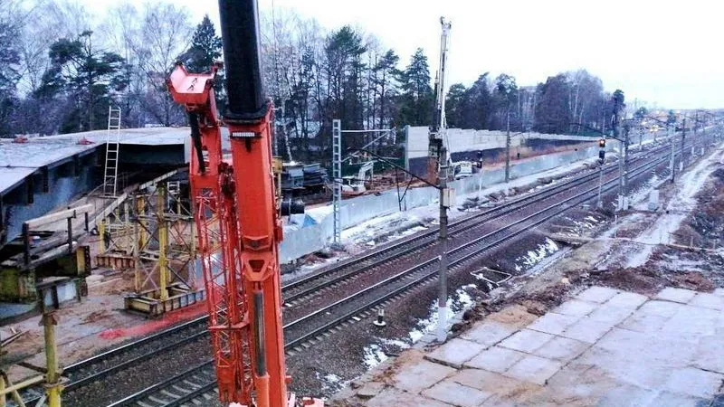 Основную часть пролета над железной дорогой смонтировали на путепроводе в Дедовске
