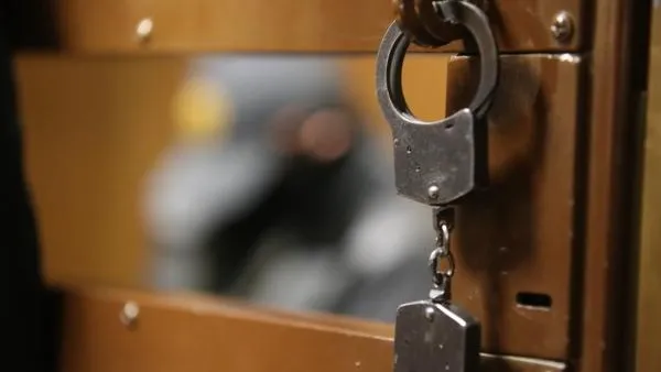 Официантку, насмерть забившую посетителя в Коломне, арестовали