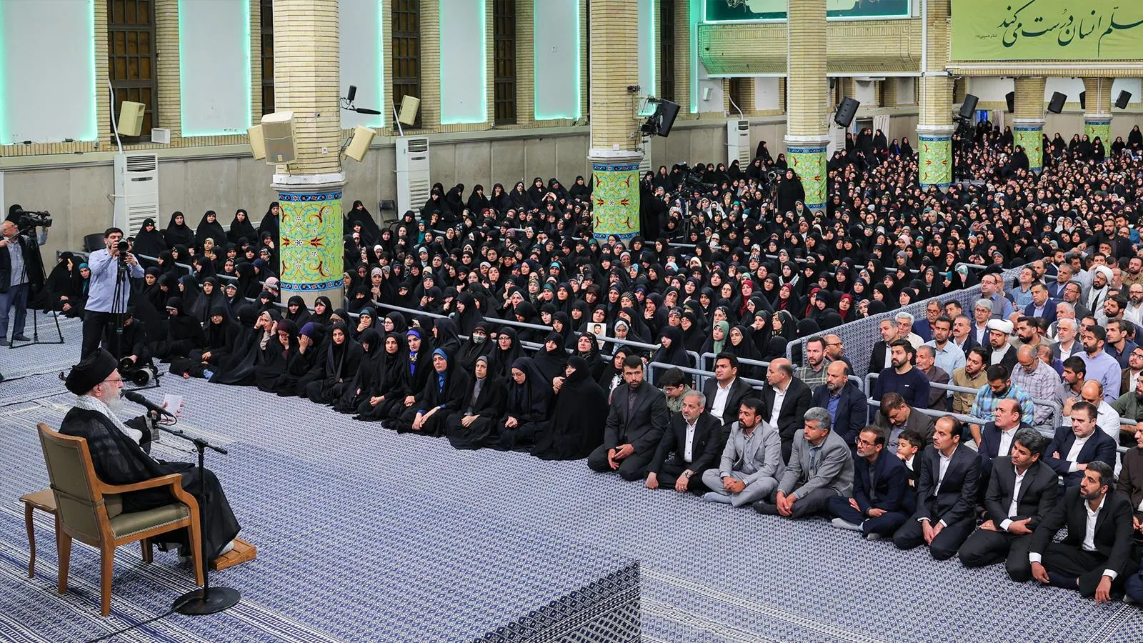 Али Хаменеи выступает перед учителями, Тегеран, 17 мая 2025 года. Iranian Supreme Leader’S Office