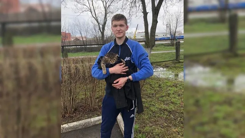 Подольчанин вскарабкался на макушку ели, чтобы снять кота, просидевшего там три дня