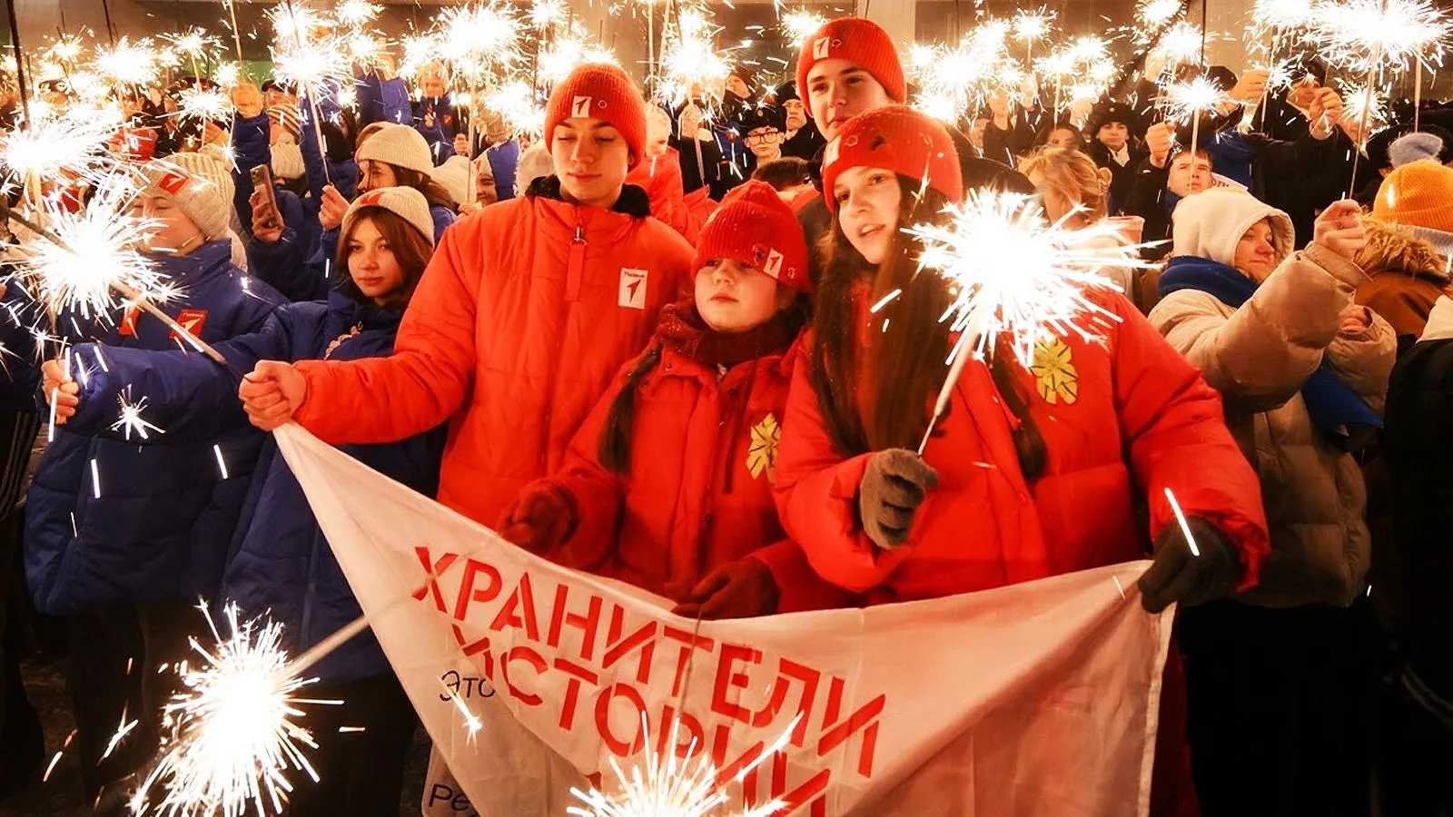 Ребята из Движения первых во время акции Акция «Искра надежды» у центрального входа в Музей Победы, Москва, 2026 год. Юрий Кочетков