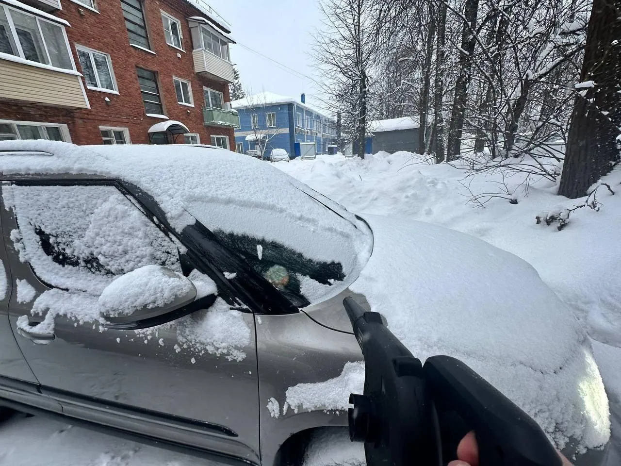 Процесс очистки автомобиля от снега теперь занимает у Владимира три минуты вместо тридцати.