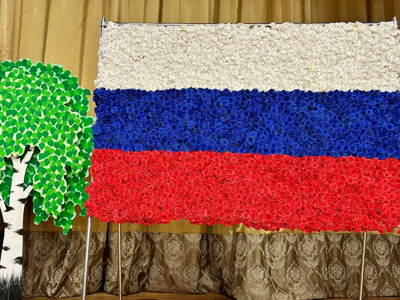 Триколор состоит из 2261 розы/фото: Шорэна Джахая