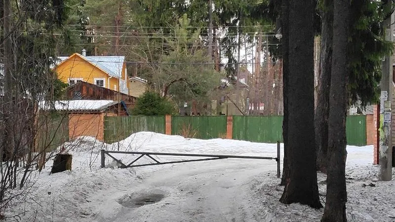 Шлагбаум перегородил жителям Кратово единственную дорогу к остановке