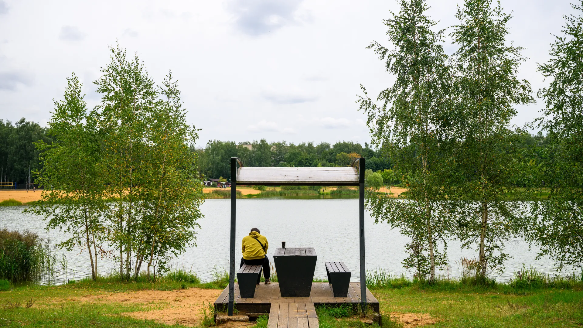 Пляж на набережной озера Дивное в парке «Заря» в Балашихе