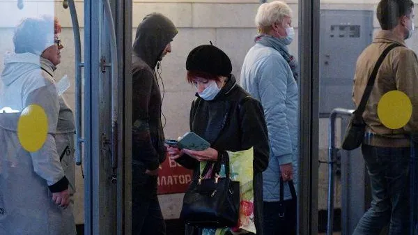 Жительница Петербурга пожаловалась на сотрудника метро, который сломал ей нос