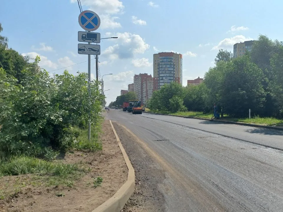 Ремонт дороги на улице Ялагина. Фото: REGIONS/Олег Книжник