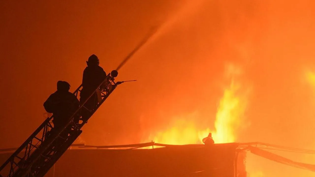 Пожар на складе в Щербинке: МЧС проводит ликвидацию возгорания на площади в несколько сотен метров
