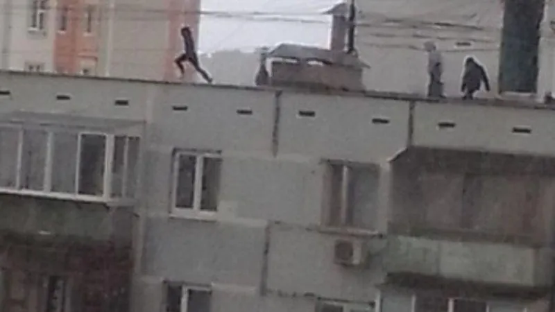 Подростков из Люберец ждет наказание за кражу проводов с крыши многоэтажки