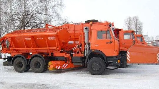 Свыше 450 единиц спецтехники расчищают подмосковные трассы