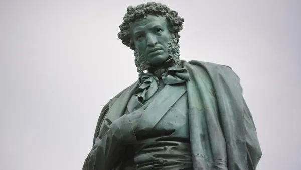 Вандалы осквернили памятник Пушкину в Молдавии