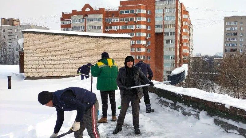 Волонтеры помогают очищать крыши школ от снега в Люберцах