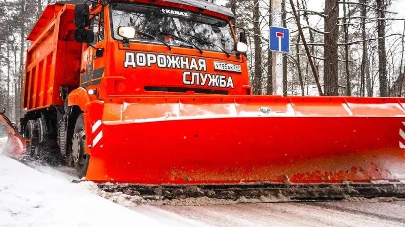 Уборкой снега на дорогах Подмосковья занимаются более двух тысяч рабочих