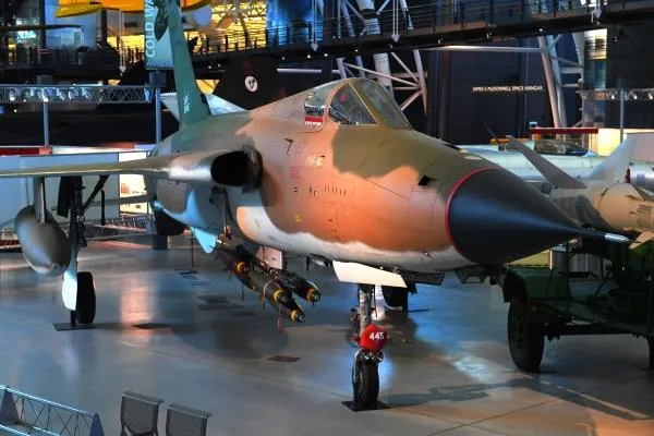 Одноместный истребитель-бомбардировщик Рипаблик F-105 Тандерчиф (Republic F-105D Thunderchief), разработанный как носитель ядерного оружия в национальном музее воздухоплавания и астронавтики в Вашингтоне.