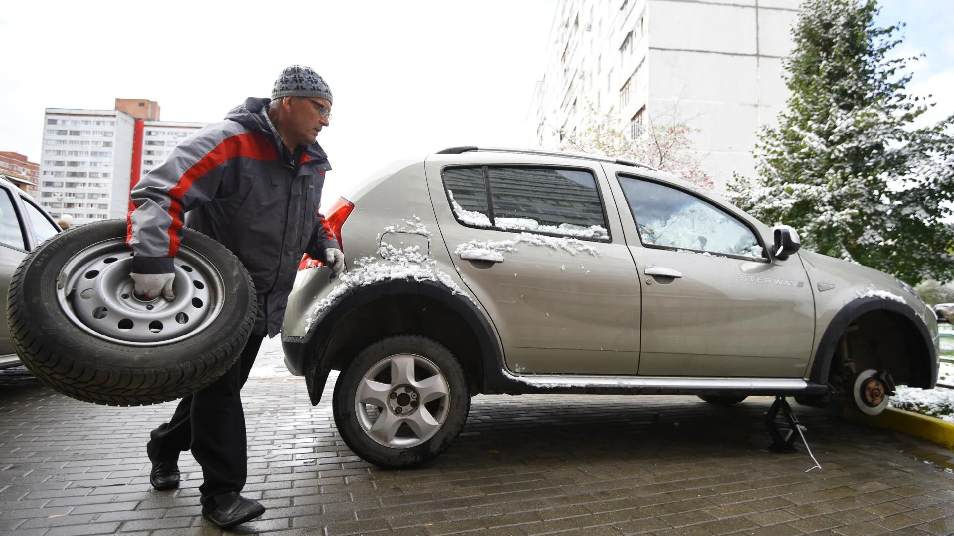 Автоэксперт Субботин пояснил, почему при смене авторезины следует ориентироваться на прогноз погоды
