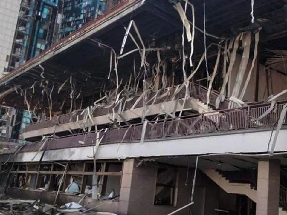 «Хорошо, что ее снесли»: как в Одессе отреагировали на попадание российского снаряда в гостиницу в морпорту