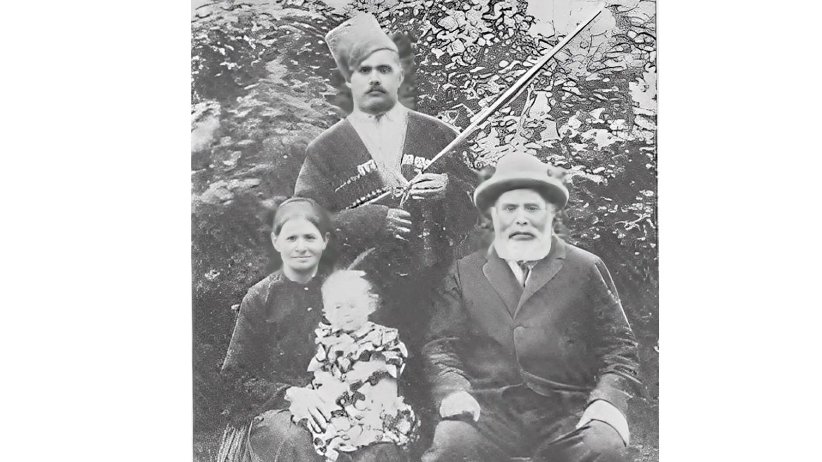 Иван Поддубный с родителями и младшим братом