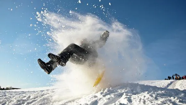В Мурманской области ребенок, катаясь с горки, попал под колеса грузовика