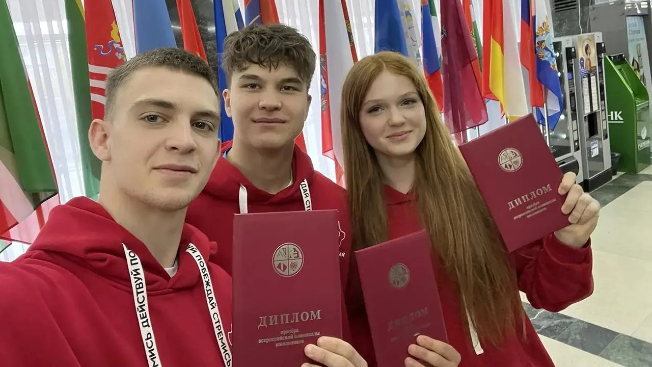 Андрей Ванчагов крайний слева