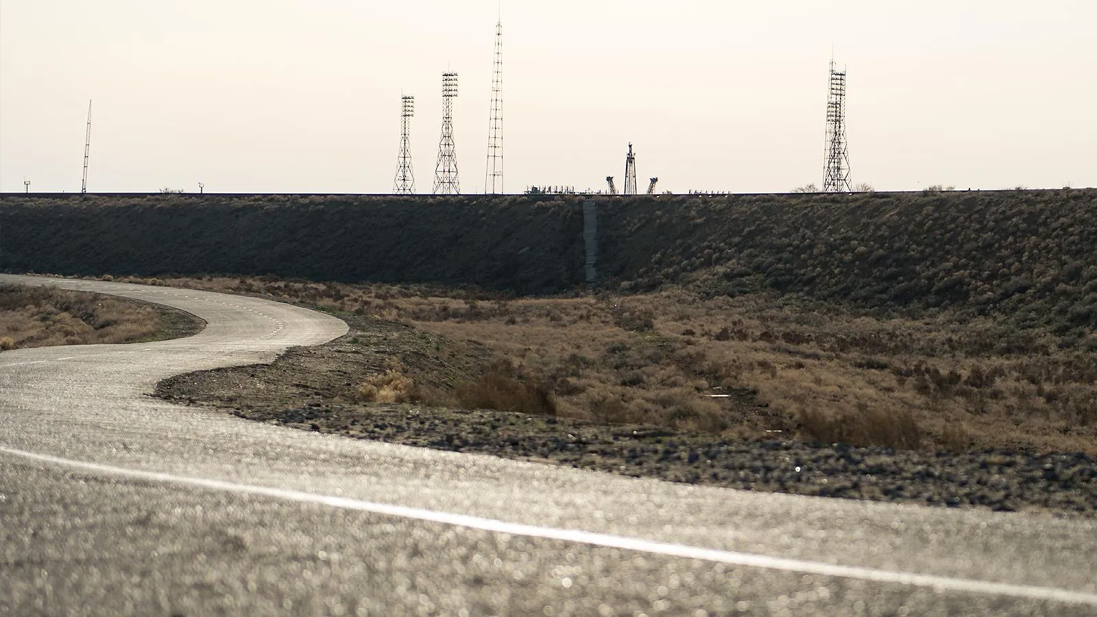 Дорога на стартовую площадку поездом космодрома Байконур. NASA/ Globallookpress.com