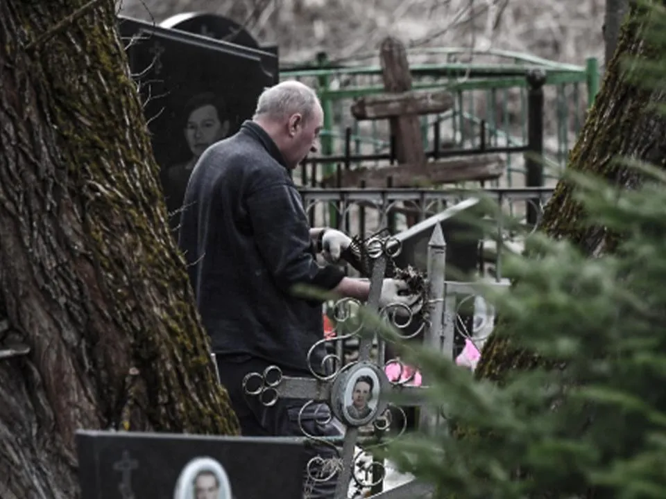 «Можно подхватить тревогу и депрессию»: эзотерик объяснила, какие могилы стоит обходить стороной