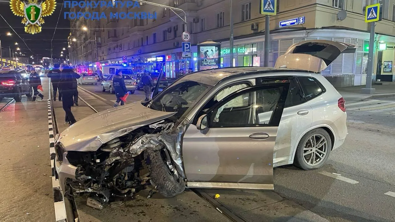 Двоих подростков доставили в больницу после ДТП в центре Москвы