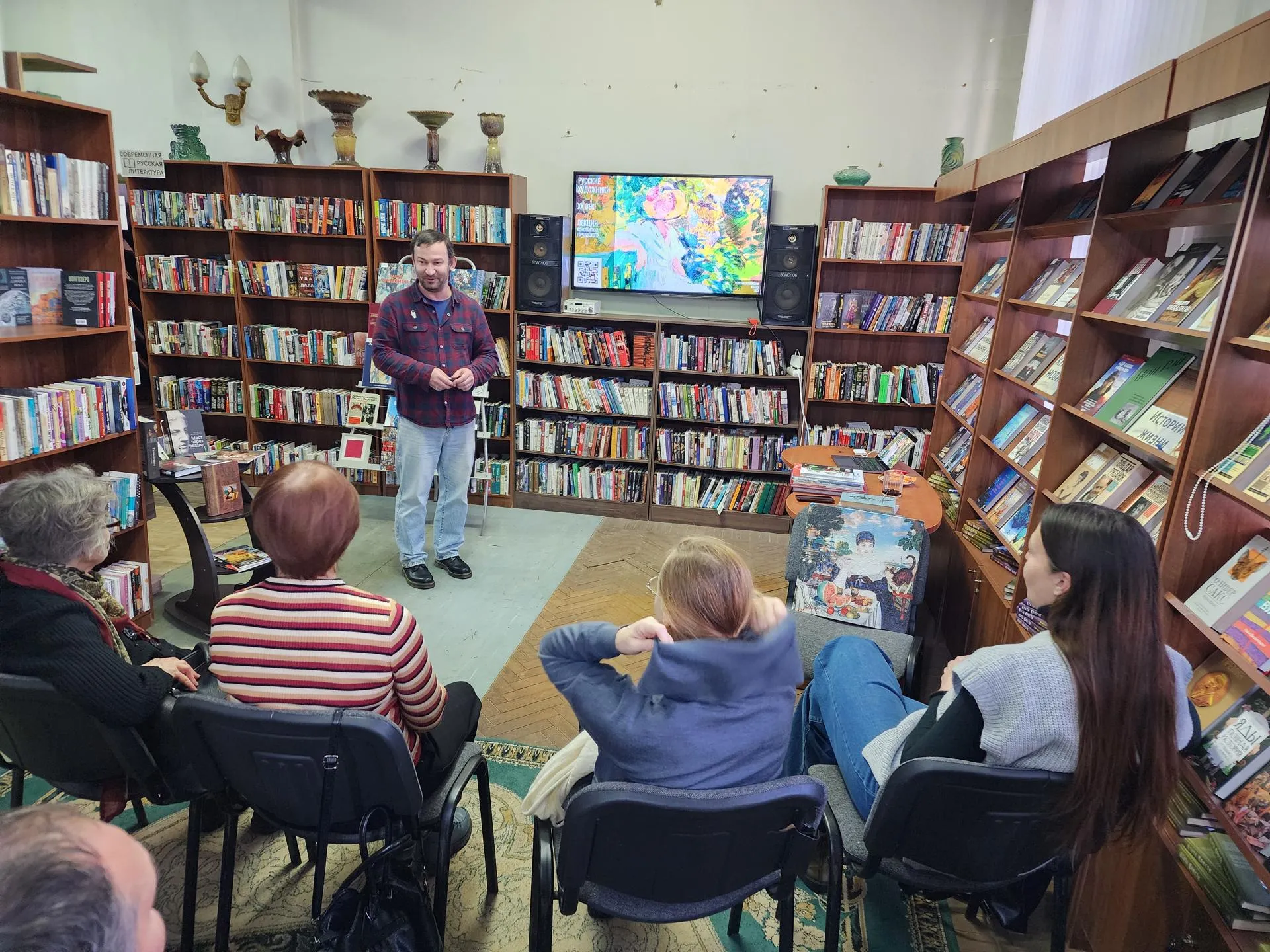 Константин Городецкий ведет лекцию. Фото: REGIONS/Наталья Дорошева