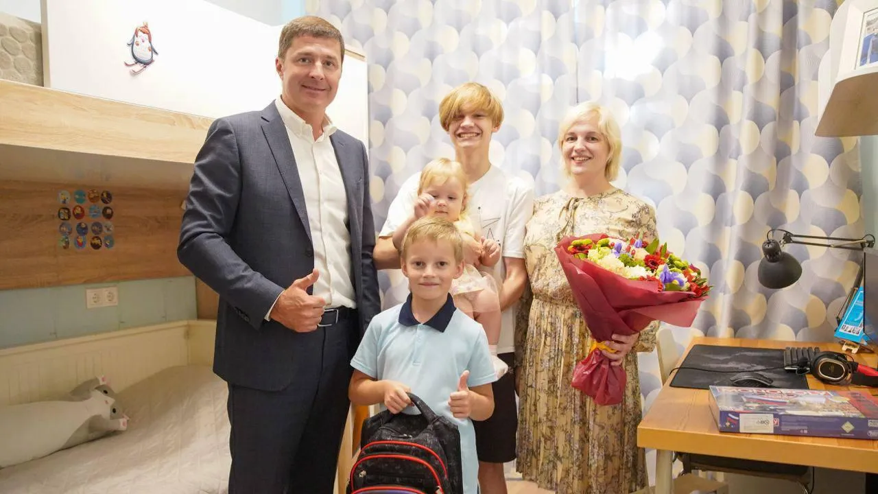 Глава Люберец вручил набор первоклассника мальчику из Томилино