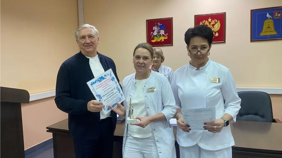 Главврач Александр Алексеев награждает сотрудниц. Фото: Реутовская клиническая больница