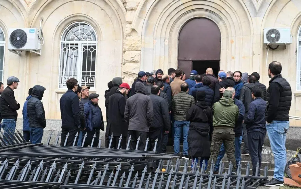 Сторонники оппозиции у здания парламента Абхазии в Сухуме