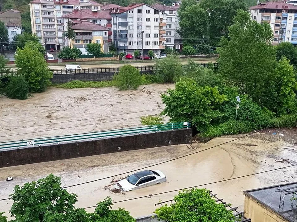 «На нас несутся бурные потоки воды»: российские туристы рассказали о ливнях в Турции