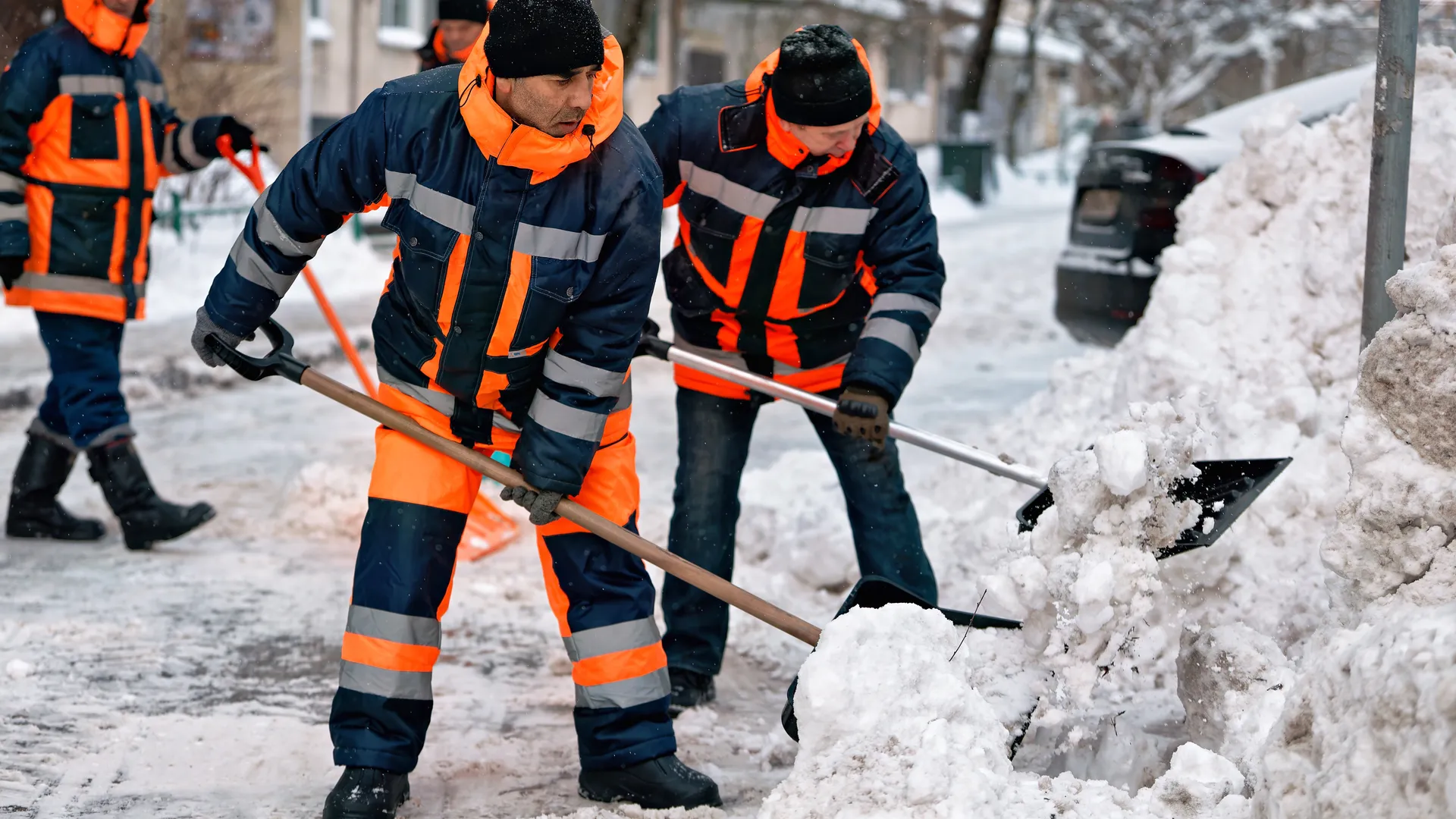 Московская область в метель: ночные коммунальные бригады очистили дороги и улицы