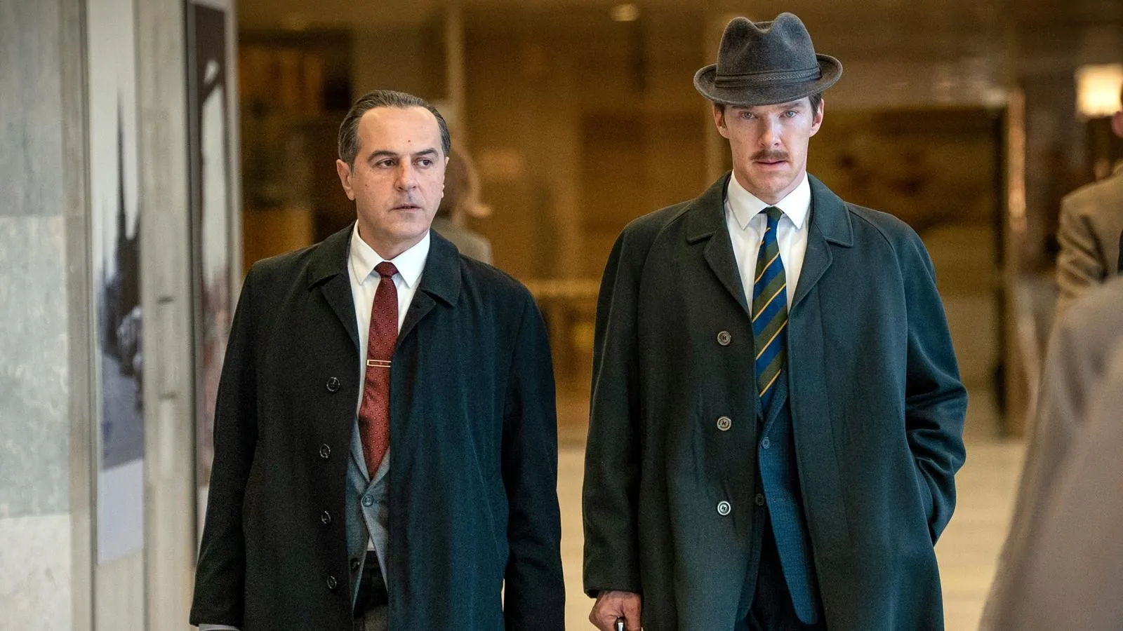 Кадр из фильма The Courier (в русском перевода «Игры шпионов»), где роль Винна исполнил Бенедикт Камбербэтч, а предателя Пеньковского — Мераб Нинидзе. Смешно, но в картине «шпион времен холодной войны и его российский источник пытаются положить конец Карибскому кризису». Lionsgate