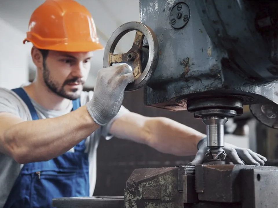Экопроповедник, блогер и слесарь: выяснилось, какие профессии скоро станут дефицитными