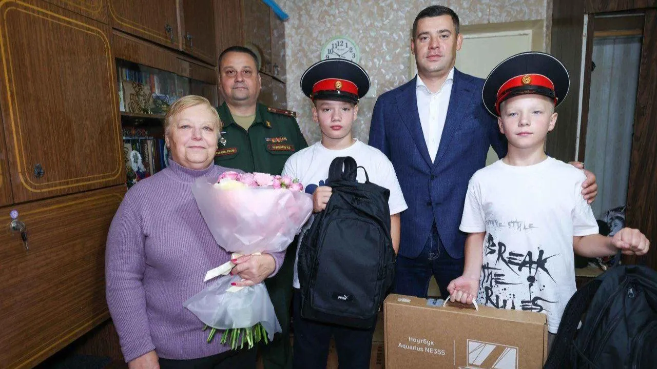 Григорий Артамонов вручил трем детям участников СВО рюкзаки со школьными принадлежностями