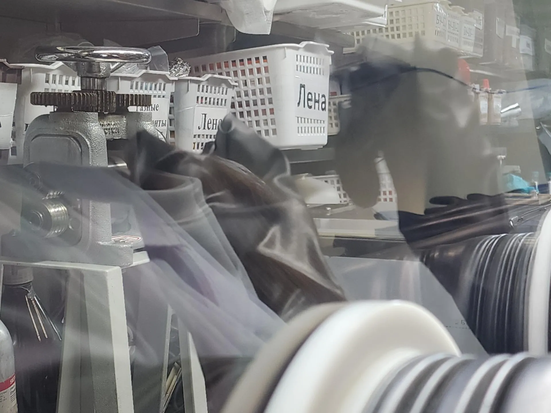 Закрытый бокс для проведения химических исследований. В коробках реагенты, помеченные именами ученых. Фото: Иван Петрушин&nbsp;